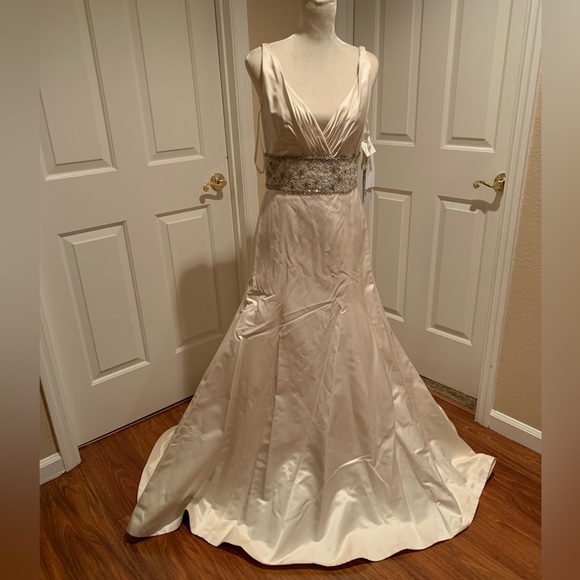 Jim Hjelm Wedding Dress 8916 - Picture 2 of 12